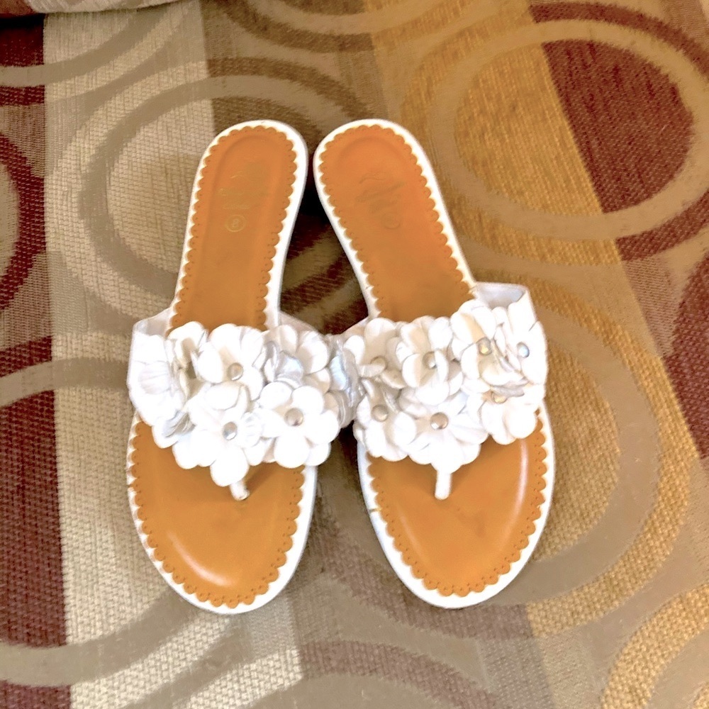 Women’s white flower sandals NWT